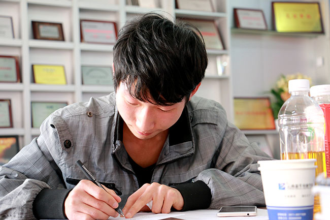 <b>他懷揣創(chuàng)業(yè)夢(mèng)想，來(lái)到四川新華電腦學(xué)院</b>