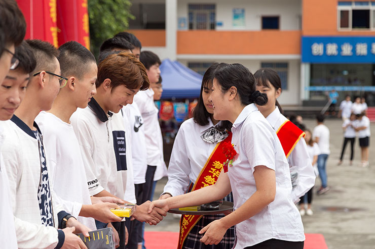 <b>職校生為何是企業(yè)爭搶的“香餑餑”</b>