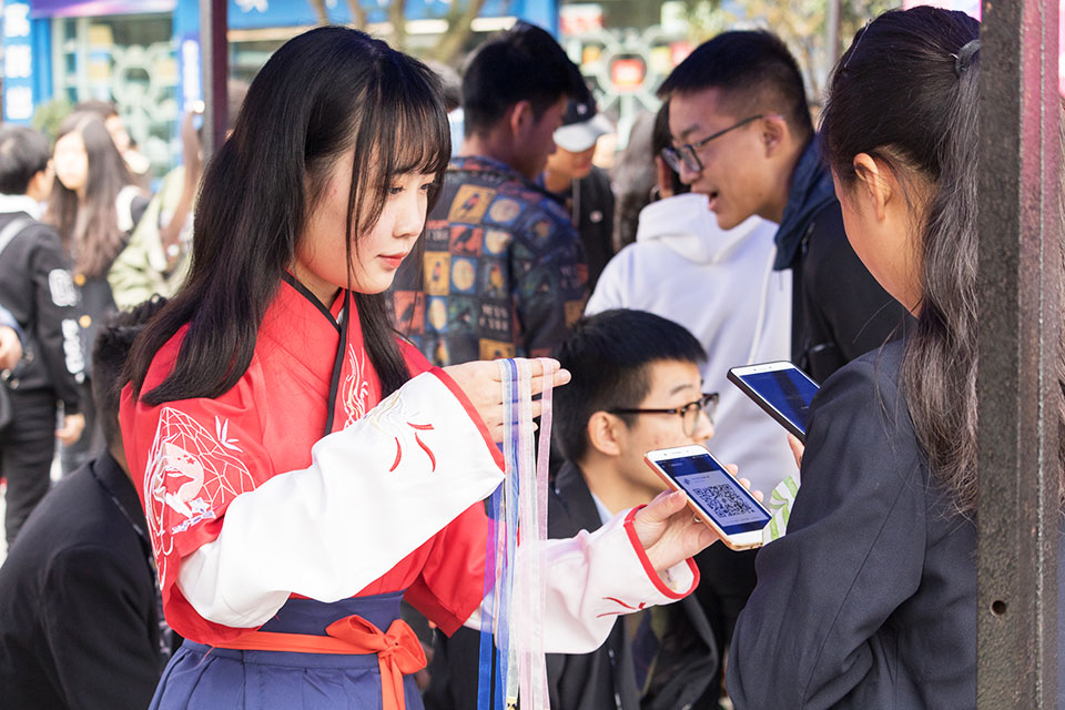 <b>四川新華電腦學(xué)院雙十一校內(nèi)展賣會(huì)火熱舉辦</b>