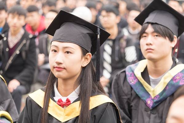 <b>四川新華電腦學(xué)院2017年秋季畢業(yè)典禮圓滿落幕</b>