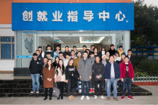 <b>校企聯(lián)動(dòng)，名師大咖新華行</b>