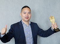 <b>榮耀盛典，新華教育集團(tuán)常務(wù)副總裁許紹兵再獲殊榮！</b>