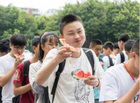 <b>西瓜紅了，四川新華學(xué)子盡顯“吃貨”本能</b>