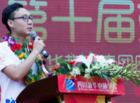 <b>十年歸來，仍是少年 新華教育三十周年華誕之際榮譽(yù)校友齊聚母校</b>