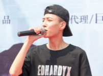 <b>《我們的十八歲》粉絲見面會(huì)引爆全場校長張馳空降四川新華</b>