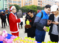 <b>四川新華圣誕狂歡活動，600斤蘋果大派送</b>