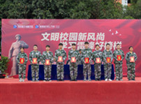 <b>赴一場(chǎng)青春與迷彩的美麗邂逅！四川新華軍訓(xùn)匯演</b>