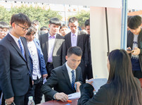 <b>直擊雙選會(huì)現(xiàn)場(chǎng)：新華學(xué)子厚積薄發(fā)，滿意就業(yè)</b>