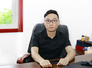 <b>畢業(yè)五年身家千萬，難忘母校情誼 </b>