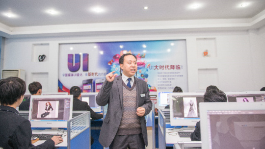 <b>【優(yōu)秀教師專訪】做學(xué)生成長成才的引路人</b>