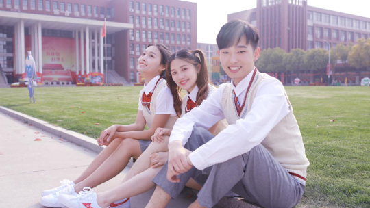 <b>結(jié)伴來新華 一起創(chuàng)造精彩未來！</b>