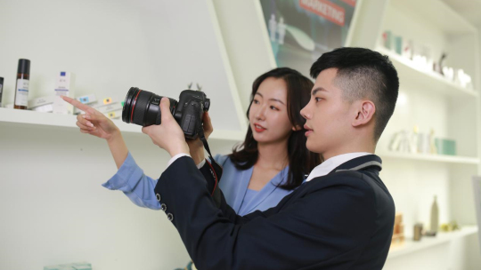 <b>【媒體關(guān)注】電商新興業(yè)態(tài)大有可為，學(xué)電商來新華！</b>