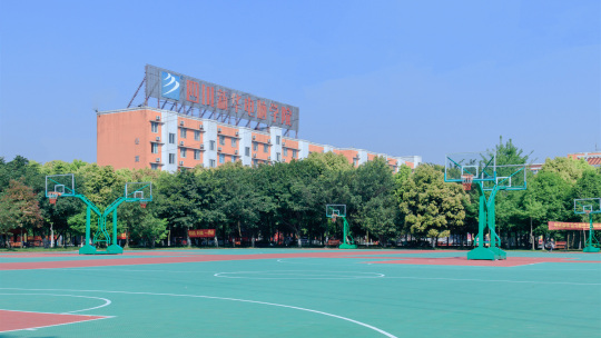 <b>好學(xué)校不怕比較，學(xué)互聯(lián)網(wǎng)技術(shù)就來四川新華</b>