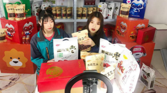 <b>燃爆！麗江石榴哥現(xiàn)場連麥新華電商專業(yè)學(xué)子</b>