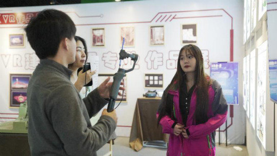 <b>“嗨學(xué)體驗官”石榴哥連麥新華影視動漫學(xué)生</b>