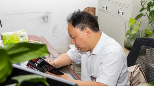 <b>中國東方教育匠師：張興強(qiáng) ▎不忘初心 新華十載風(fēng)雨同舟</b>