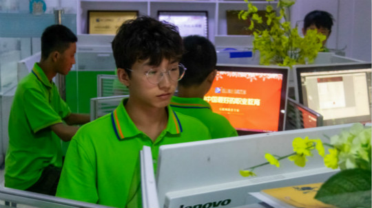 <b>因?yàn)橄矚g所以選擇，因?yàn)闊釔鬯詧?jiān)持</b>