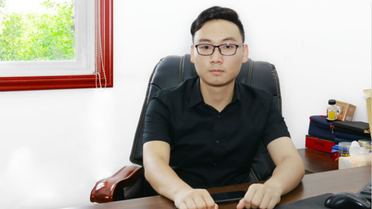 <b>畢業(yè)五年身家千萬，難忘母校情誼</b>