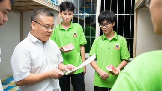 <b>【九月開學(xué)季】院領(lǐng)導(dǎo)走訪宿舍慰問新生</b>