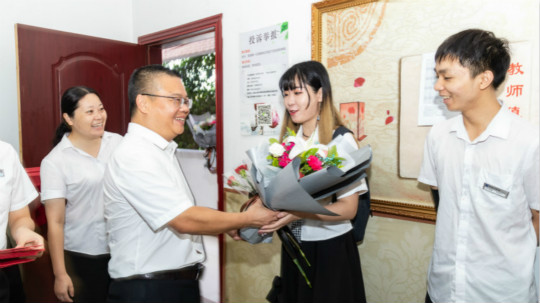 <b>教師節(jié)校領導慰問各部門老師</b>