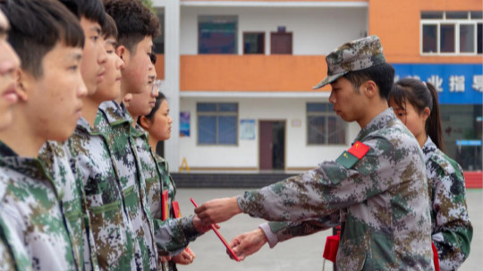 <b>新華“三教三訓”之軍訓|揮灑汗水書寫迷彩青春！</b>