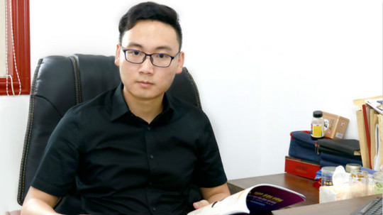 <b>畢業(yè)五年身家千萬，難忘母校情誼</b>