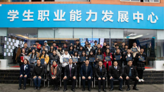 <b>為什么來新華電腦學(xué)校學(xué)習(xí)名企定制班？</b>