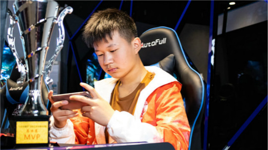 <b>從新華到國(guó)內(nèi)頂級(jí)俱樂(lè)部，一個(gè)電競(jìng)學(xué)子的成功！</b>