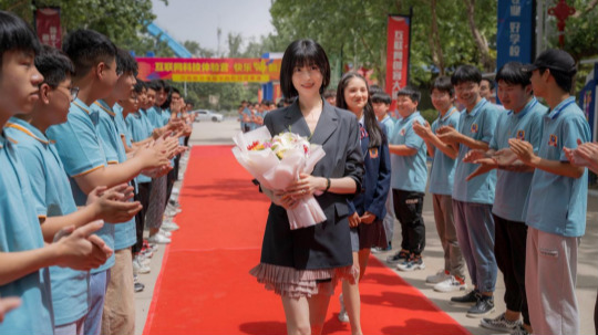 <b>氣質(zhì)女神盧杉走進新華互聯(lián)網(wǎng)科技 推薦好學校好專業(yè)</b>