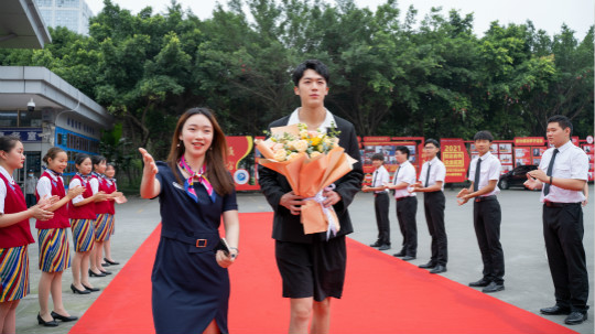 <b>明星帶路|盧東旭探秘校園黑科技，直擊新華硬實力！</b>