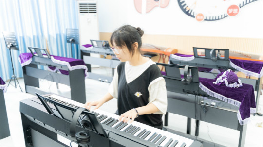 <b>楊晶：手把手教學(xué)的老師，讓我找到自信</b>