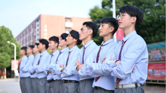 <b>就業(yè)如此困難，他們?yōu)槭裁床粨模?/b>