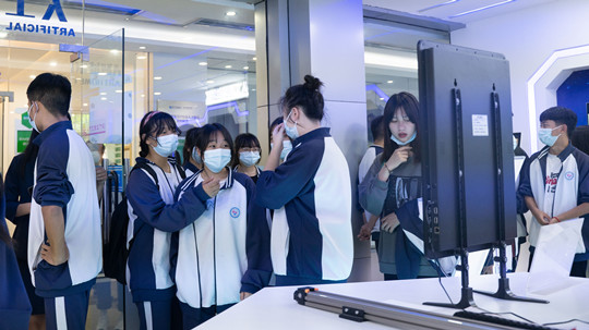 <b>初中分流提前擇校，選擇新華實現(xiàn)彎道超車！</b>