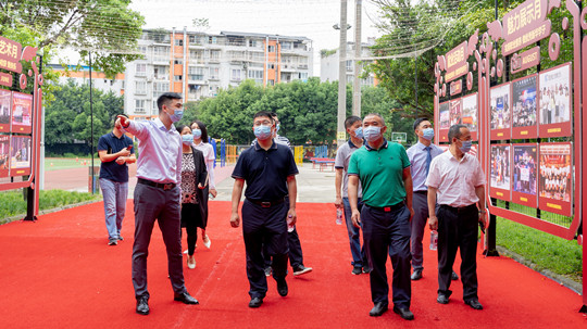 <b>【中秋節(jié)的慰問】熱烈歡迎雙流區(qū)政府領導蒞臨成都新華！</b>