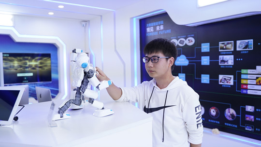 <b>一步一個(gè)腳印，腳踏實(shí)地走好每一步</b>