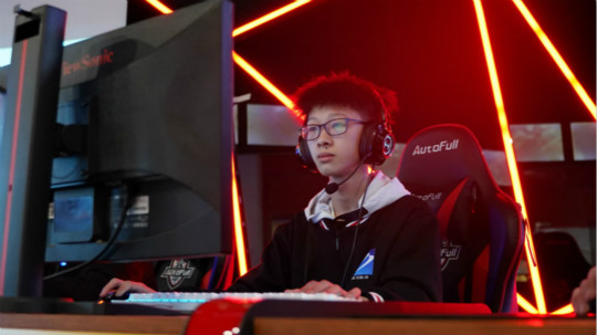 <b>王者爭霸 限定名額！LGD俱樂部明星成員來新華啦！</b>