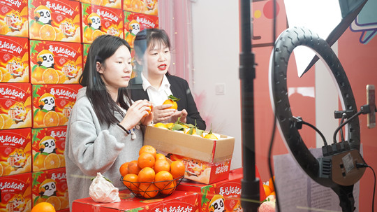 <b>電商專業(yè)學(xué)生電商直播實訓(xùn)活動如火如荼開展中……</b>