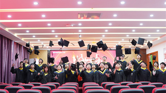 <b>2022年春季畢業(yè)典禮暨優(yōu)秀畢業(yè)生表彰大會圓滿禮成</b>