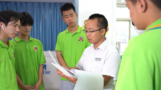 <b>鶴發(fā)銀絲印日月，丹心熱血沃新花</b>