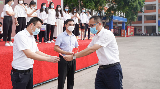 <b>雙節(jié)同慶，情滿校園</b>