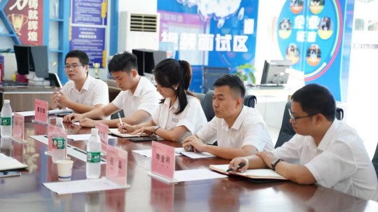 <b>成都新華與新蔚航空開展校企合作交流會圓滿舉行</b>