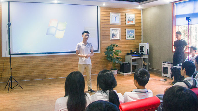 不一樣的開(kāi)班儀式，體驗(yàn)VR科技之旅