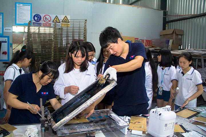 深入企業(yè)參觀學習 偶遇學長開心交流