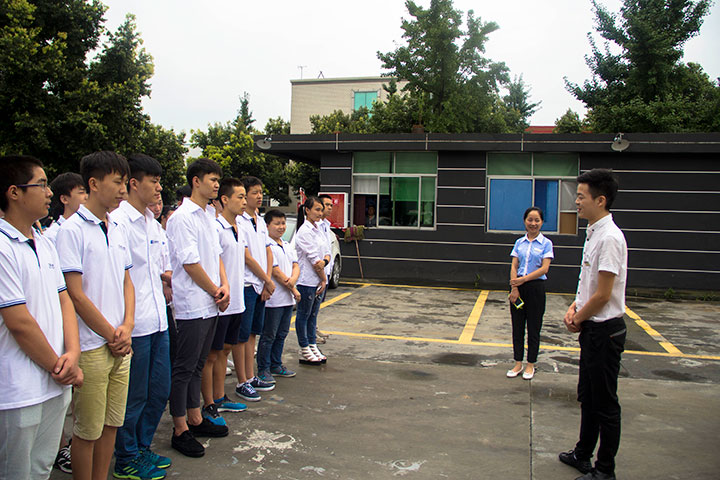 深入企業(yè)參觀學習 偶遇學長開心交流