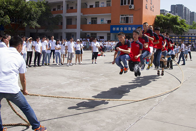 趣味運(yùn)動會，老師和同學(xué)們都玩嗨了！