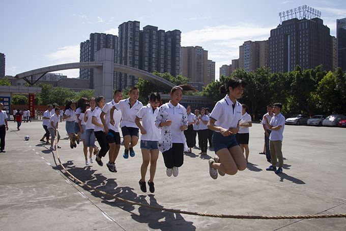 趣味運(yùn)動會，老師和同學(xué)們都玩嗨了！