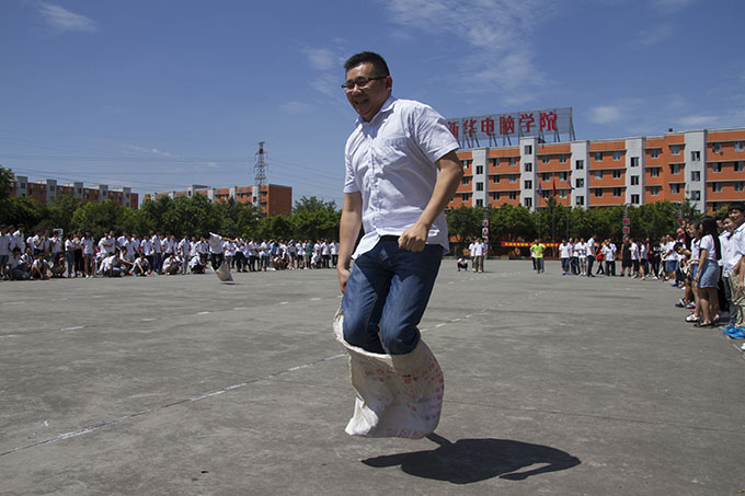 趣味運(yùn)動會，老師和同學(xué)們都玩嗨了！
