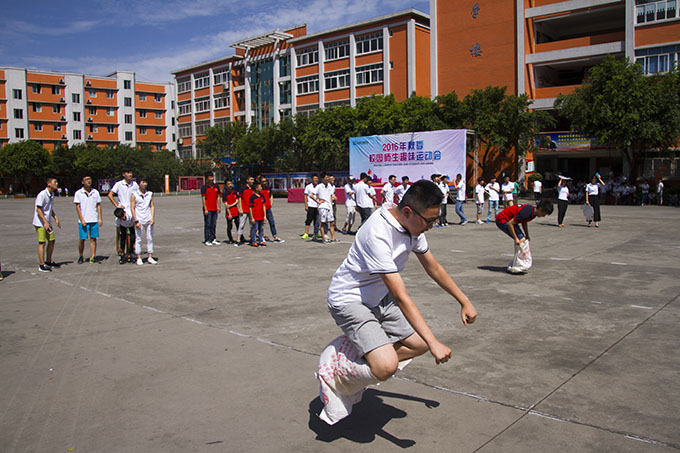 趣味運(yùn)動會，老師和同學(xué)們都玩嗨了！