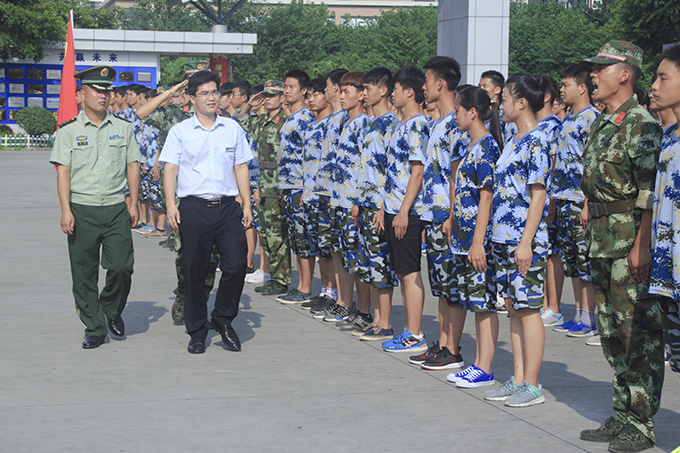 2016級秋季新生軍訓(xùn)會操表演隆重舉行