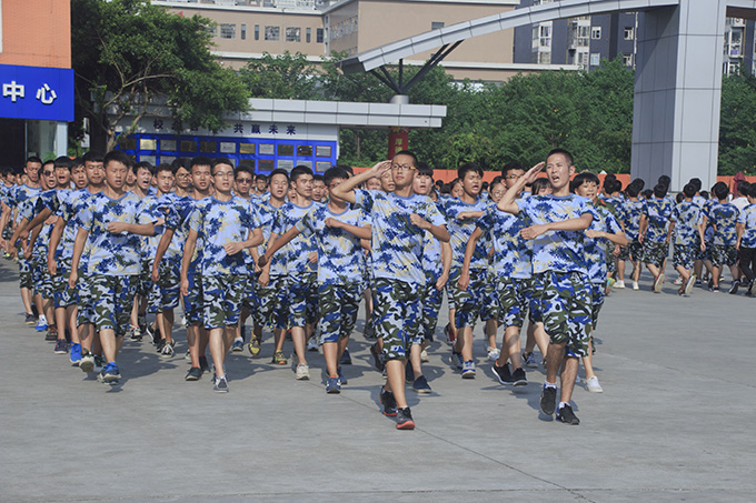 2016級秋季新生軍訓(xùn)會操表演隆重舉行